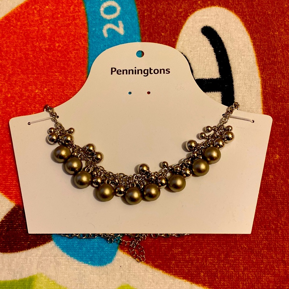 I am selling a necklace.